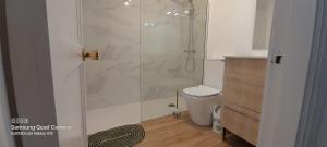 łazienka z prysznicem i toaletą w obiekcie Loft 105 w Corralejo +29 zdjęć