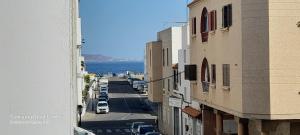 widok na ulicę miejską z budynkami i ocean w obiekcie Loft 105 w Corralejo