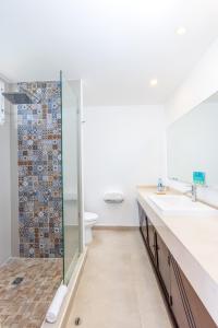 y baño con 2 lavabos y ducha. en Royal Decameron Salinitas - All Inclusive, en Los Cóbanos