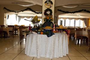 een tafel met eten erop in een restaurant bij Hotel Panorama Del Golfo in Manfredonia