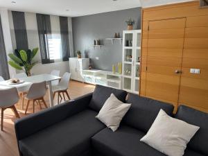 - un salon avec un canapé et une table dans l'établissement ALCOSSEBRe VILLA DULCINEA 2023, à Alcossebre
