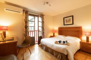 Postel nebo postele na pokoji v ubytování Hôtel Lastiry