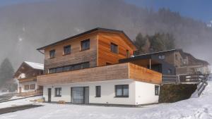 duży dom w śniegu z śniegiem w obiekcie Kilknerblick w mieście St. Gallenkirch