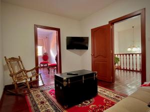 uma sala de estar com um baú sentado num tapete em Apartamento Colonial em Santa Rosa de Cabal