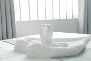 Postel nebo postele na pokoji v ubytování White Corner Hotel