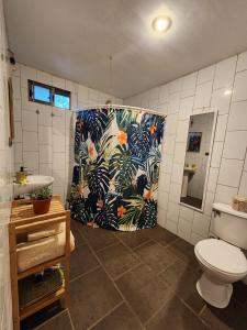 y baño con lavabo y aseo. en Cabañas Kainga en Hanga Roa