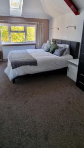 Un pat sau paturi într-o cameră la Walnut Tree View