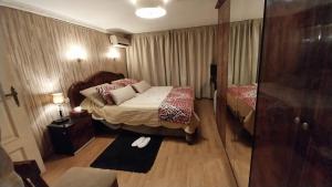 um quarto de hotel com uma cama e um espelho em Studio les Belles Residences em Casablanca