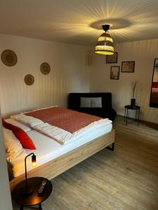 a bedroom with a bed and a chandelier at Ferienwohnung II Beck-Bräu nahe Bamberg in Lisberg