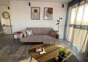 uma sala de estar com um sofá e uma mesa em Retiro em Valença em Valença