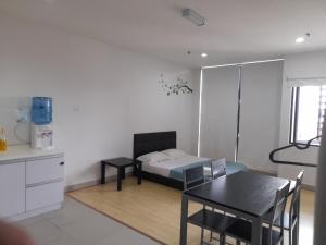 - une chambre avec un lit et une table ainsi qu'une salle à manger dans l'établissement WeSanitise PJ5 Soho Studio Room, à Petaling Jaya