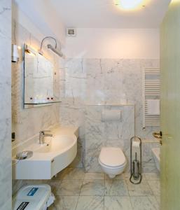 a bathroom with a sink and a toilet and a tub at L'incanto Di Boccadarno in Marina di Pisa