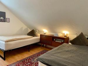 een kamer met 2 bedden en een tafel met verlichting bij SPLENDiD: ☆Vintageflat In Center☆ in Hannover