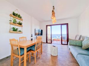 Televízia a/alebo spoločenská miestnosť v ubytovaní MEDANO4YOU The Ocean Terrace Penthouse
