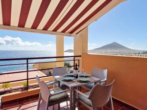 - une salle à manger avec une table et des chaises et une vue sur l'océan dans l'établissement MEDANO4YOU The Ocean Terrace Penthouse, à El Médano