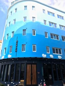 een gebouw dat blauw en wit is geschilderd bij 棉花雲文旅民宿B&B in Ch'ao-yang
