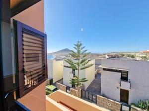 - une vue depuis le balcon d'une maison avec un arbre dans l'établissement MEDANO4YOU The Ocean Terrace Penthouse, à El Médano