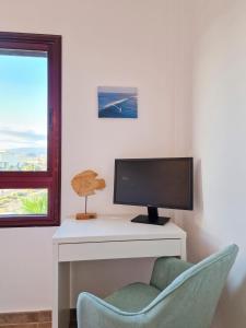 Televízia a/alebo spoločenská miestnosť v ubytovaní MEDANO4YOU The Ocean Terrace Penthouse