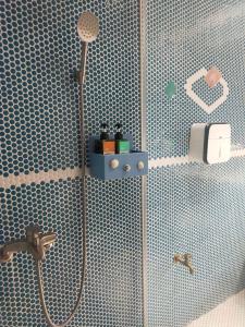 een badkamer met een douche met blauwe en witte tegels bij 棉花雲文旅民宿B&B in Ch'ao-yang