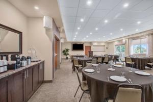 A restaurant or other place to eat at Days Inn & Suites by Wyndham Lindsay
