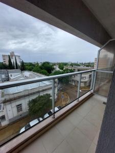 un balcón con vistas a un aparcamiento en Soho Apart- en el corazon de la ciudad en Venado Tuerto