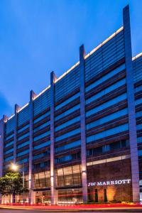 un edificio de oficinas con mi firma marriott en él en JW Marriott Hotel Bogotá, en Bogotá