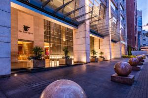 Un edificio con un mucchio di palle di metallo davanti. di JW Marriott Hotel Bogotá a Bogotá