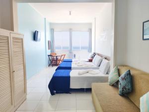 Habitación de hotel con cama y sofá en Studio na Praia Vista Total TC1202, en Río de Janeiro