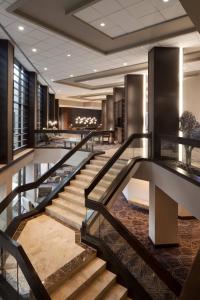 歐文的住宿－Dallas/Fort Worth Airport Marriott，酒店大堂设有楼梯和桌子