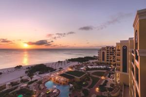 パーム・イーグル・ビーチにあるザ リッツ カールトン アルバの夕日時の海と海の空中を望む
