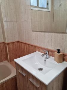 łazienka z białą umywalką i lustrem w obiekcie acogedor, con garaje, céntrico. w mieście Vigo +18 zdjęć