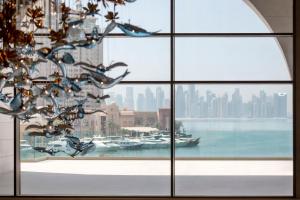 ventana con vistas al perfil urbano en The St. Regis Marsa Arabia Island, The Pearl Qatar, en Doha