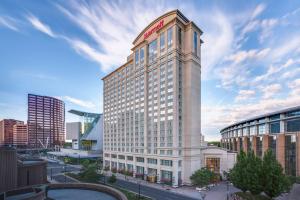 un edificio alto con un reloj encima en Hartford Marriott Downtown, en Hartford