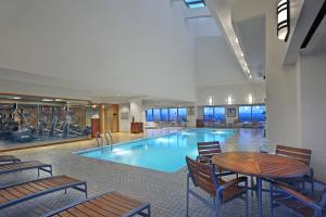 een groot zwembad met een tafel en stoelen bij Hartford Marriott Downtown in Hartford