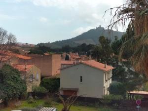 Fotografia z galérie ubytovania Proche Gare à 2mn à pied des plages-restos-marché- très bel appartT2 rénové- Vue Dégagée- Résidence calme - Soleil levant sur chambre et grand séjour ouvertcuisineéquipée -Wifi FIBRE CLIM Ideal quietplace near beach, station and centre with beautiful view v destinácii Collioure