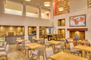a restaurant with tables and chairs and a cafeteria at Marriott Puebla Hotel Meson del Angel in Puebla