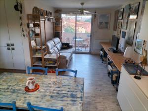 Fotografia z galérie ubytovania Proche Gare à 2mn à pied des plages-restos-marché- très bel appartT2 rénové- Vue Dégagée- Résidence calme - Soleil levant sur chambre et grand séjour ouvertcuisineéquipée -Wifi FIBRE CLIM Ideal quietplace near beach, station and centre with beautiful view v destinácii Collioure