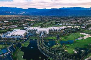 eine Luftansicht des Resorts mit Bergen im Hintergrund in der Unterkunft JW Marriott Desert Springs Resort & Spa in Palm Desert