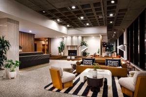 um átrio com sofás e cadeiras e uma lareira em Hotel Indy, Indianapolis, a Tribute Portfolio Hotel em Indianápolis