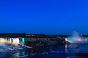 widok na wodospady niagara w nocy w obiekcie Sheraton Fallsview Hotel w mieście Niagara Falls