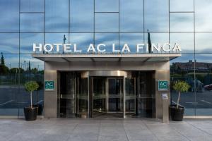 - un bâtiment asiatique la firma avec un panneau dans l'établissement AC Hotel La Finca by Marriott, à Pozuelo de Alarcón