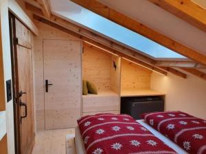 Cette petite chambre comprend 2 lits. dans l'établissement Ferienhaus Oberguet, à Unterwasser