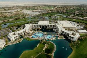 eine Luftansicht eines Resorts mit Pool in der Unterkunft JW Marriott Desert Springs Resort & Spa in Palm Desert
