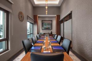 une longue salle de conférence avec une grande table et des chaises dans l'établissement Delta Hotels by Marriott Istanbul Levent, à Istanbul