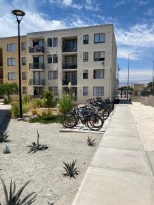 un grupo de bicicletas estacionadas frente a un edificio en Departamentos Caldera Suites, en Caldera
