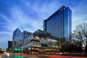 un grand bâtiment en verre dans une ville la nuit dans l'établissement JW Marriott Austin, à Austin