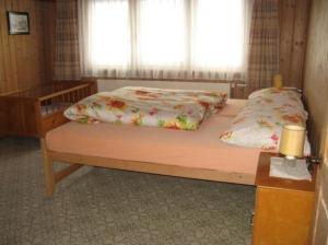 una camera con un letto con due cuscini sopra di Neuegg a Lütisburg