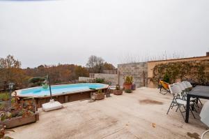 una piscina en la parte superior de un patio en La Grange Peyrat, en Montagnac-la-Crempse