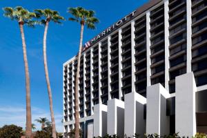 una representación del hotel Hilton Naples en Beverly Hills Marriott en Los Ángeles