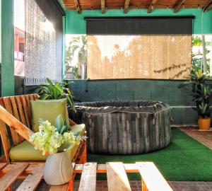 d'une terrasse avec une table et une grande baignoire. dans l'établissement Casa Isabel, à Rincon